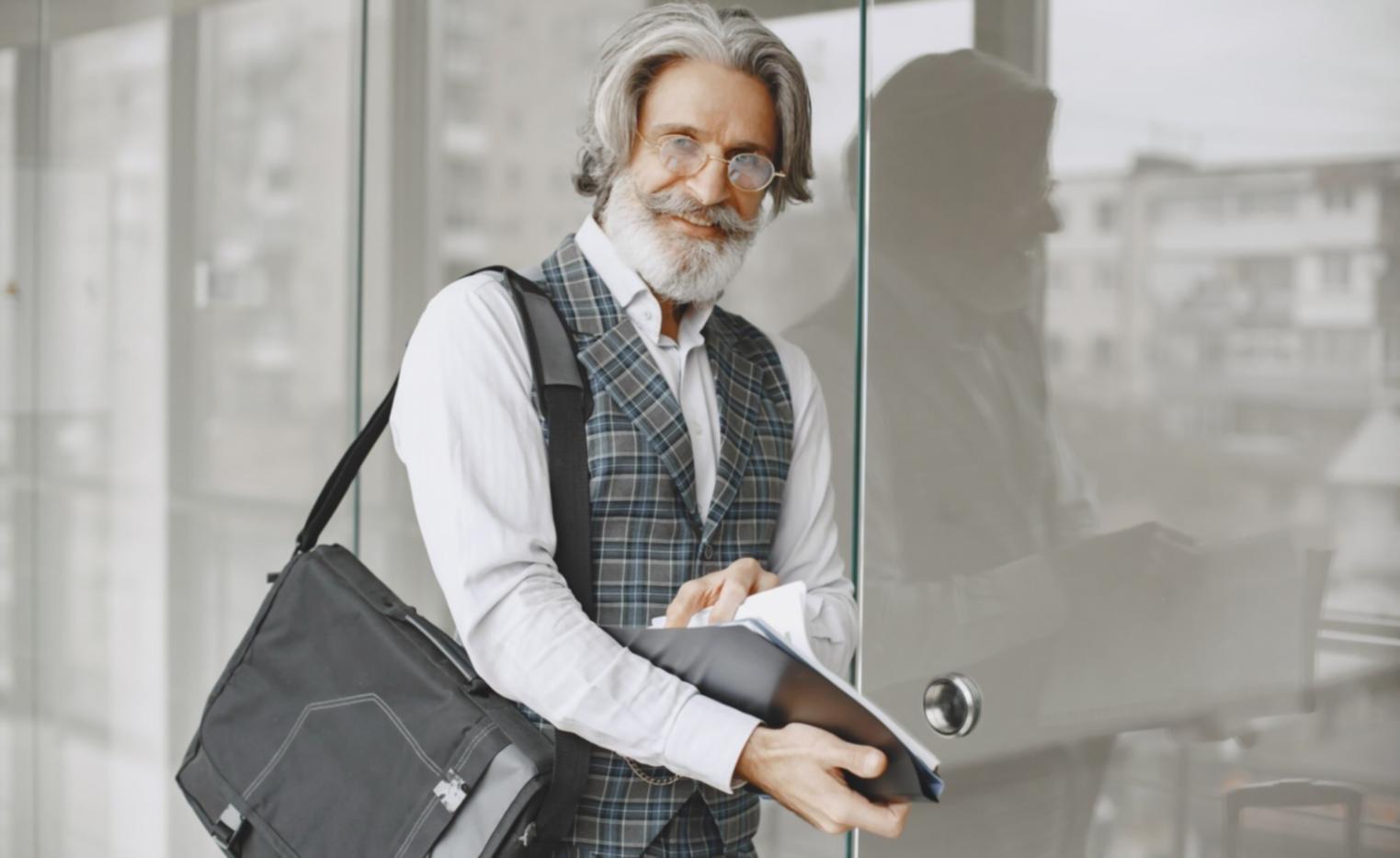 Tim profesional Humulus sedang menganalisis laporan investasi dengan menggunakan teknologi terkini untuk memberikan insight yang mendalam