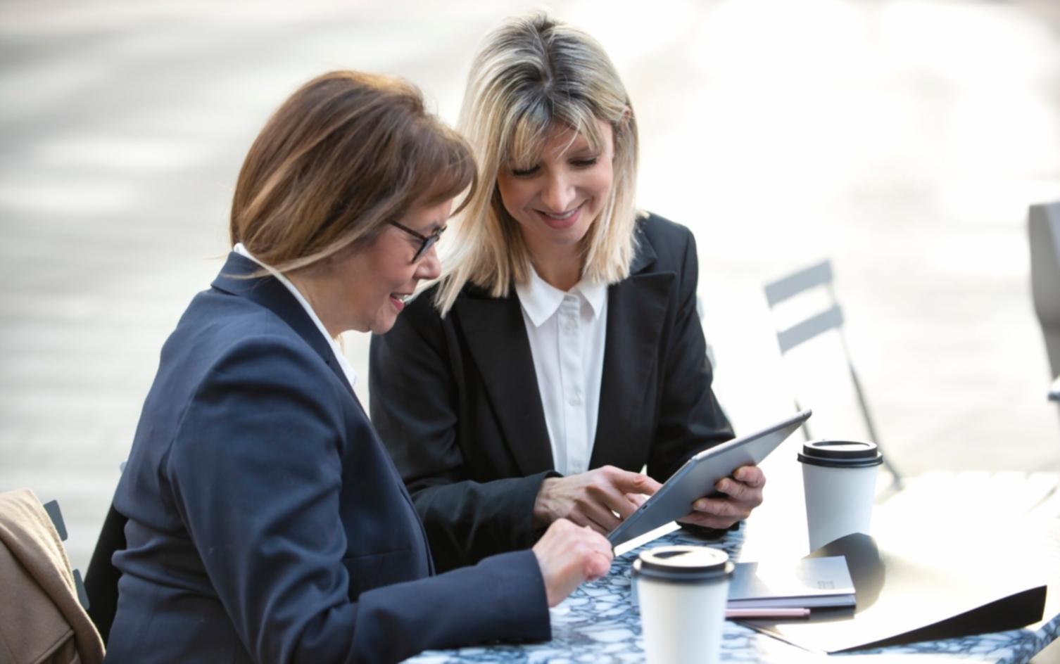 Profesional keuangan sedang melakukan presentasi data investasi