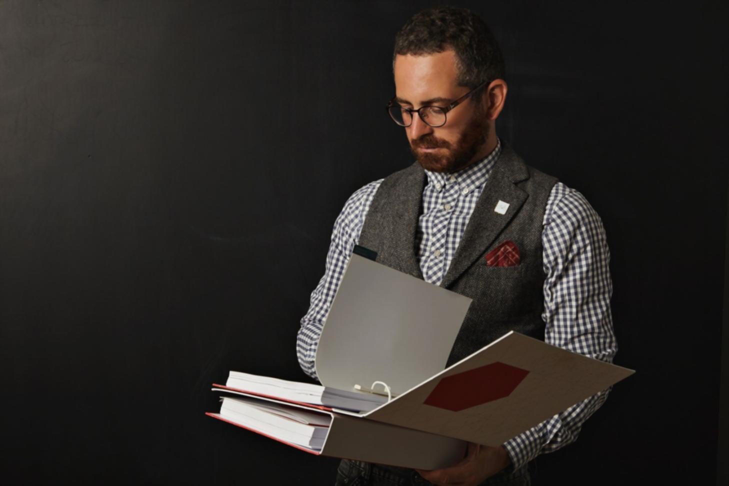 Tim Humulus sedang menganalisis data pasar untuk memberikan insight terbaik bagi klien